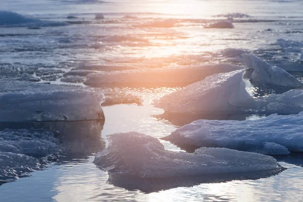 Ice nad zimní laguny s slunce tón pozadím, Island — Stock fotografie