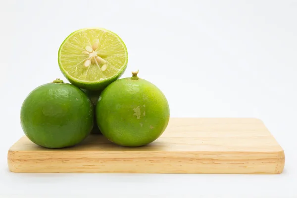 Przesuń świeże zielone limonki na desce — Zdjęcie stockowe