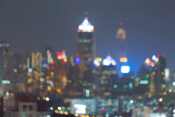 Noite borrada bokeh luz cidade escritório no centro da cidade — Fotografia de Stock