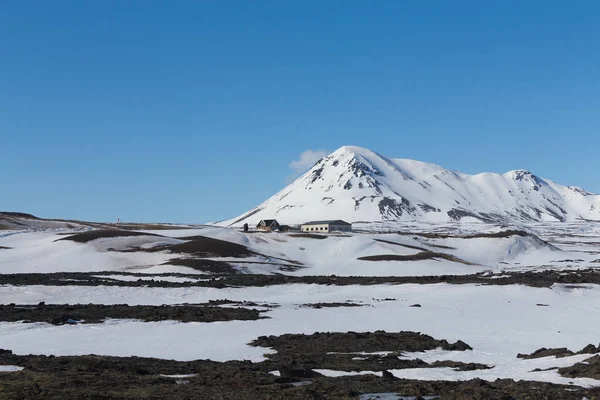 Чистое голубое небо над покрытой шоу горой в зимний сезон, Исландия — стоковое фото