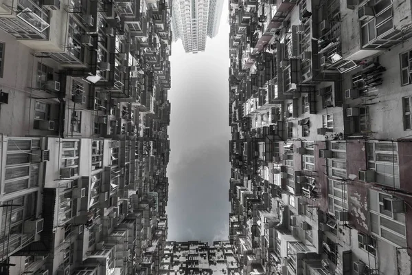 Vista inferior Hong Kong apartamento lotado, paisagem urbana — Fotografia de Stock