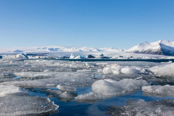 Islândia inverno temporada lago com céu azul claro — Fotografia de Stock