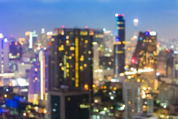 Cidade borrada bokeh edifício de escritório luz no centro da cidade — Fotografia de Stock