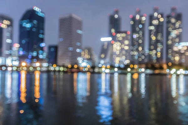 Bokeh şehir ofis binası ışık gece görünümü su açık bulanık