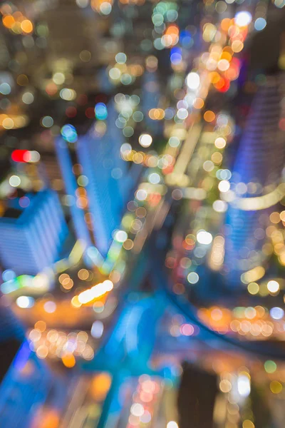 Vista aérea turva bokeh cidade centro da cidade luz atravessar — Fotografia de Stock