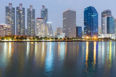 Su ön cephe ofis binası şehir merkezinde