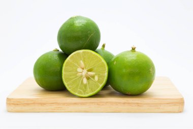 Taze limes ahşap tahta üzerinde slayt