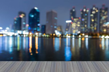 Gece bokeh ışık şehir şehir merkezinde ile su yansıma, arka plan bulanık