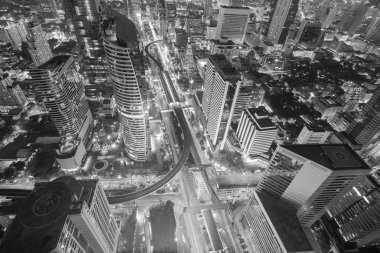 Şehir şehir merkezinde geceleri havadan görünümü