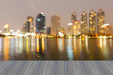 Bulanık ışık gece görünümü şehir ofis binası waterfront, arka plan