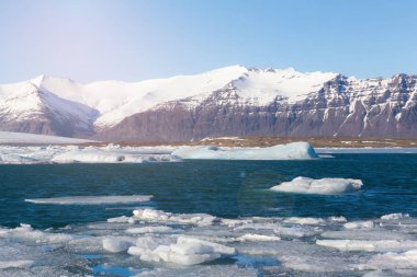 Kış sezonu lagün karla kaplı dağ arka plan