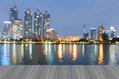 Alacakaranlık bokeh şehir şehir waterfront, arka plan bulanık