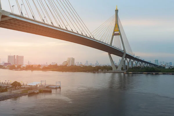 Puente colgante de la ciudad de Bangkok cruzar el río principal — Foto de Stock