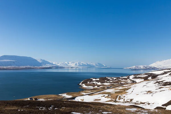 冬天的季节自然景观山和湖与雪覆盖 — 图库照片
