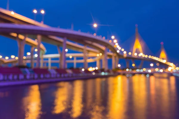 บลูไนท์ซิตี้ในเมืองสะพานเบลอแสง bokeh กับการสะท้อนน้ํา — ภาพถ่ายสต็อก