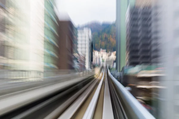 Rozmazaný pohyb přesun vlakem do city downtown, Japonsko — Stock fotografie