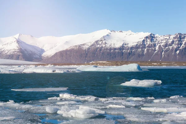 Kış sezonu lagün karla kaplı dağ arka plan