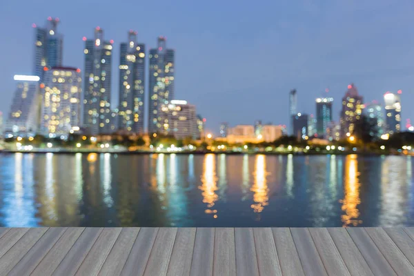 Alacakaranlık bokeh şehir şehir waterfront, arka plan bulanık