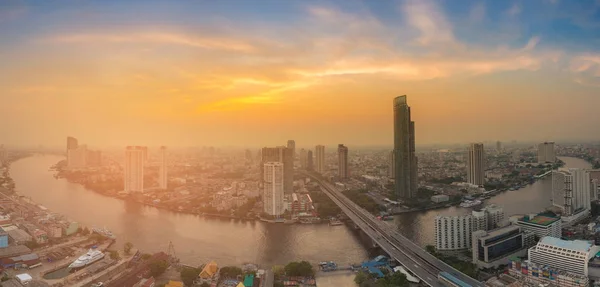 Panorama ville rivière courbe avec coucher de soleil ciel arrière-plan — Photo