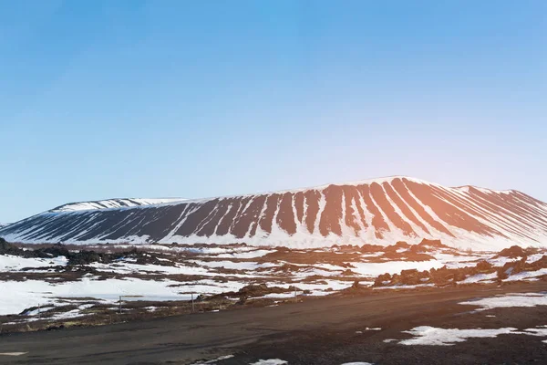 Volcán de temporada de invierno con fondo azul cielo claro, Islandia — Foto de Stock