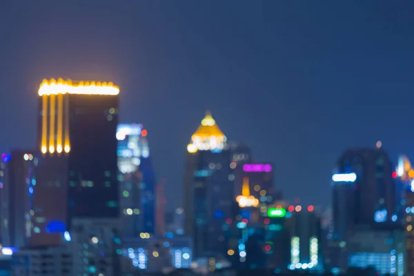 Noche borrosa bokeh luz oficina centro de la ciudad edificio — Foto de Stock