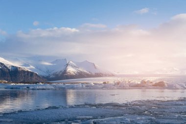 Jakulsarlon kış sezon lagoon mavi gökyüzü arka plan ile