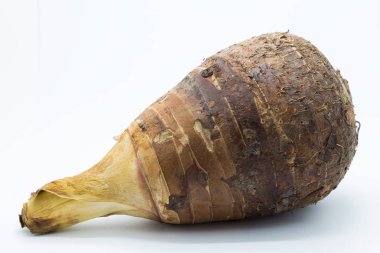 Beyaz arka plan üzerinde ham taze kök tora