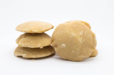 beyaz zemin üzerinde hurma şekeri