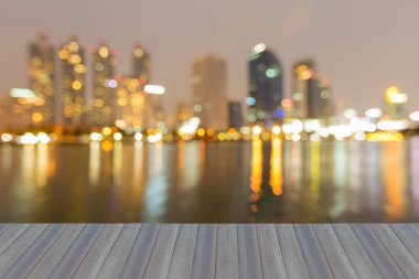 Açılış ahşap zemin, gece bokeh ofis binası şehir merkezinde bulanık.