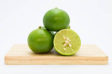 Ahşap tahta üzerinde taze yeşil limes