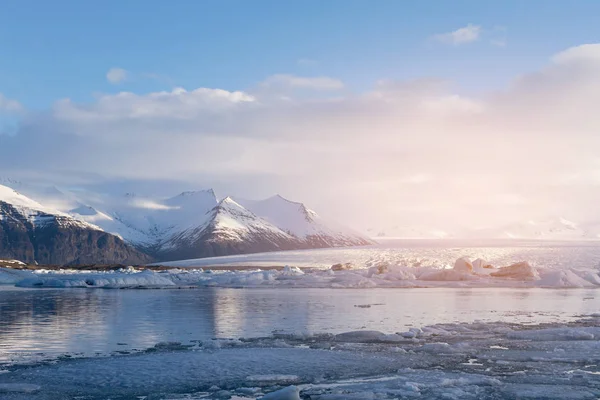 Jakulsarlon kış sezon lagoon mavi gökyüzü arka plan ile