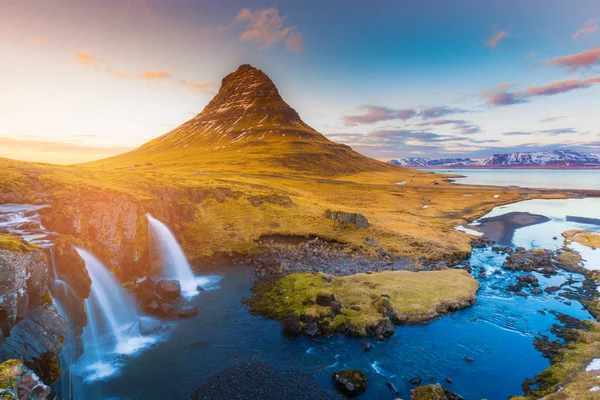Tom de pôr do sol sobre o vulcão Kirkjufell e cachoeira, Islândia — Fotografia de Stock
