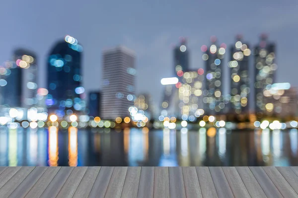 Alacakaranlık bokeh hafif ofis binası şehir merkezinde, arka plan bulanık