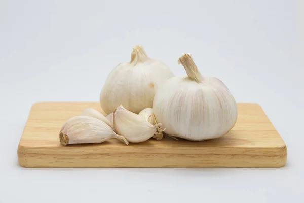 Fresh garlic on wooden board — Stock Photo, Image