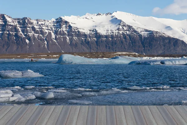 Lagoa de inverno de gelo de beleza com fundo de vulcão de montanha, Islândia paisagem — Fotografia de Stock