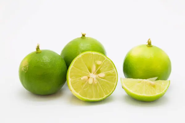 Świeże zielone limonki na białym tle — Zdjęcie stockowe