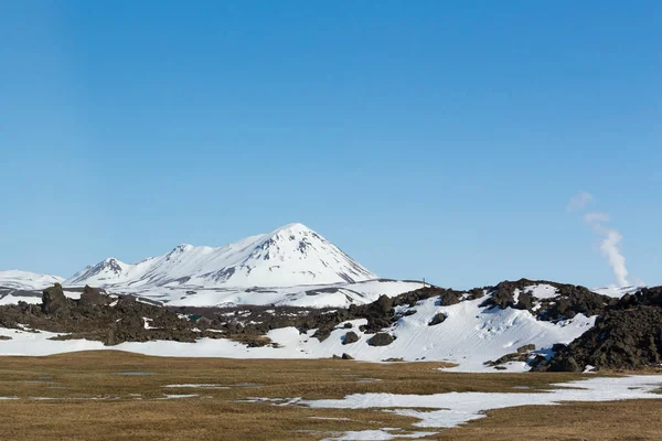 Paisaje natural invierno y montaña con cielo azul claro — Foto de Stock