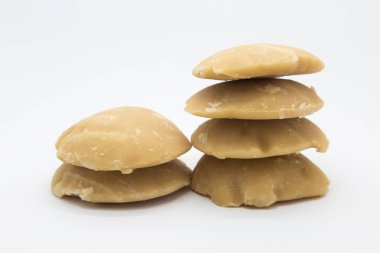 beyaz zemin üzerinde hurma şekeri