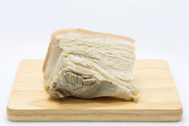 Ahşap tahta üzerinde haşlanmış domuz eti