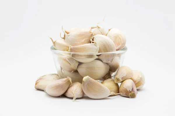 Cup of raw garlic on white — Stock Photo, Image