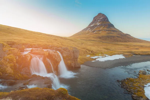 Kirkjufell montanha vulcão com fundo céu azul claro — Fotografia de Stock