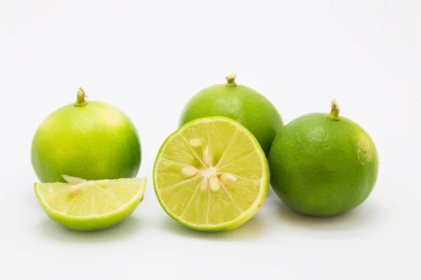 Skjut limefrukter på vit bakgrund — Stockfoto