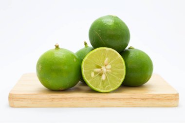 Ahşap tahta üzerinde taze limes