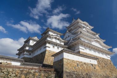 Güzel mavi gökyüzü arka plan ile Himeji Kalesi