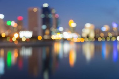 Alacakaranlık bokeh şehir ofis binası ve yansıması bulanık