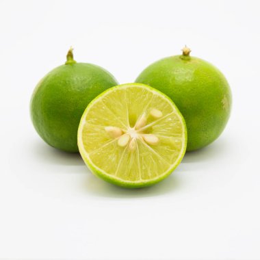 Beyaz arkaplanda taze limon