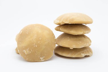 Kahverengi yığın palm şeker beyaz