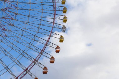 Büyük lunapark eğlence dönme dolap 