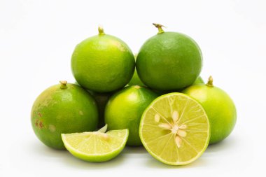Yan taze limes yığın üzerinde beyaz