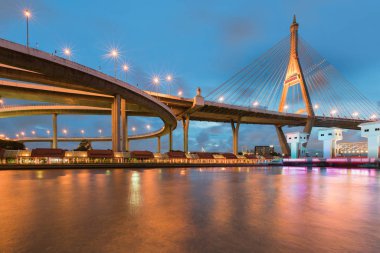 Gece mavi alacakaranlık asma köprü su açık